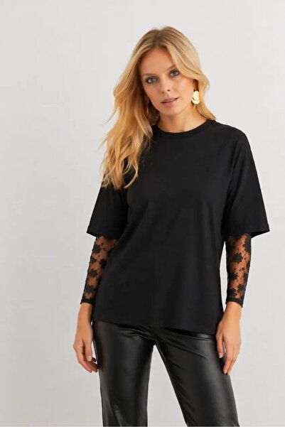 Cool & Sexy Γυναικείο T-Shirt Oversize με Μαύρο Δαντελένιο Μανίκι