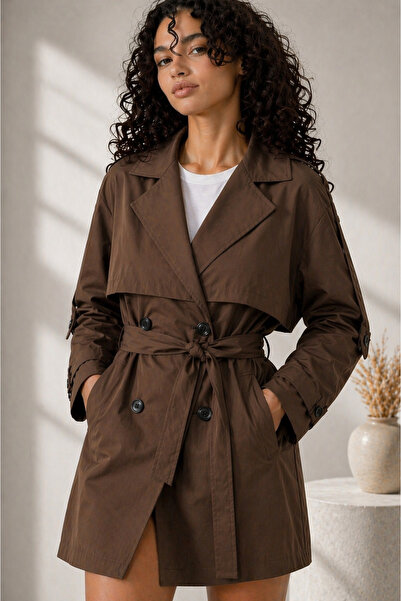 gm giyimarket Νέα σεζόν Γυναικεία κοντή καμπαρντίνα με λεπτομέρεια ζώνης, κου...