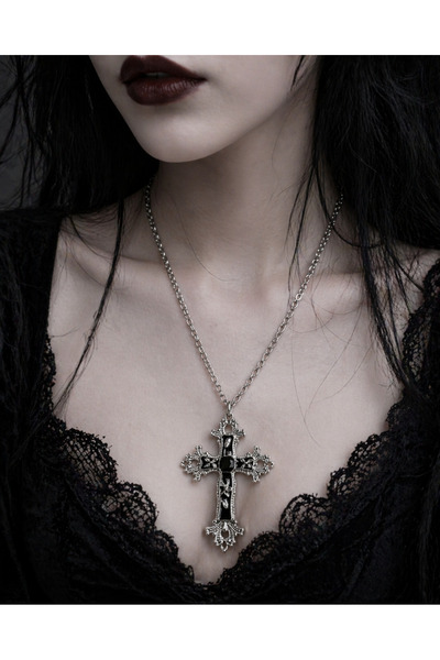 HER ŞEY NOTA www.herseynota.com Gotik Siyah Detaylı Haç Kolye Gümüş Renk Zinc...