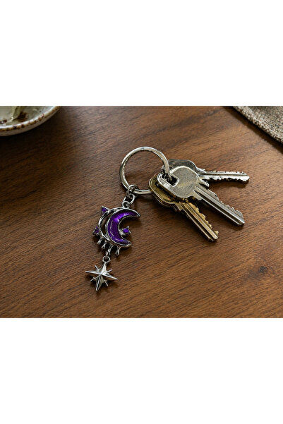 HER ŞEY NOTA www.herseynota.com Μωβ γοτθικό μπρελόκ με φιγούρα μισοφέγγαρου κ...