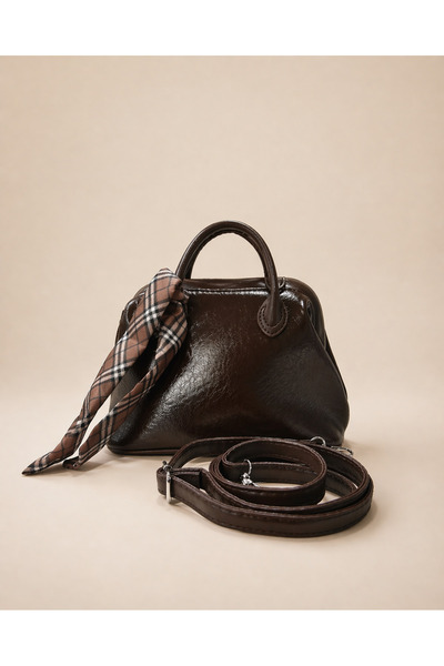 Özkayalargroup Γυναικεία τσάντα χειρός και ώμου από λουστρίνι με λεπτομέρεια ...