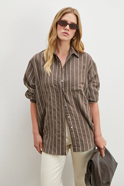Never more Ριγέ πουκάμισο μοντάλ με τσέπες σε καφέ χρώμα