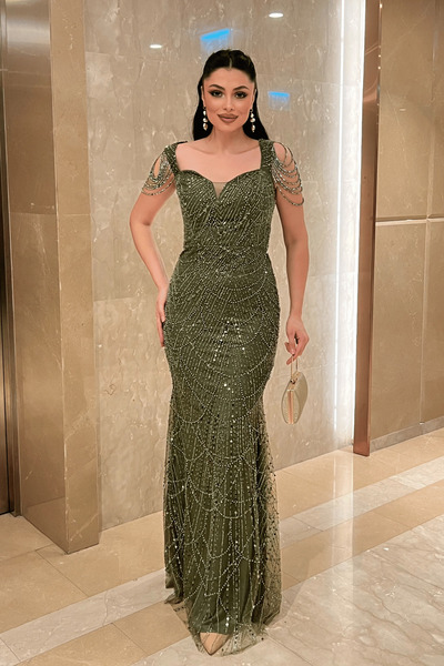 giyimmasalı Βραδινό φόρεμα με υφασμάτινη λεπτομέρεια στους ώμους και χάντρες ...