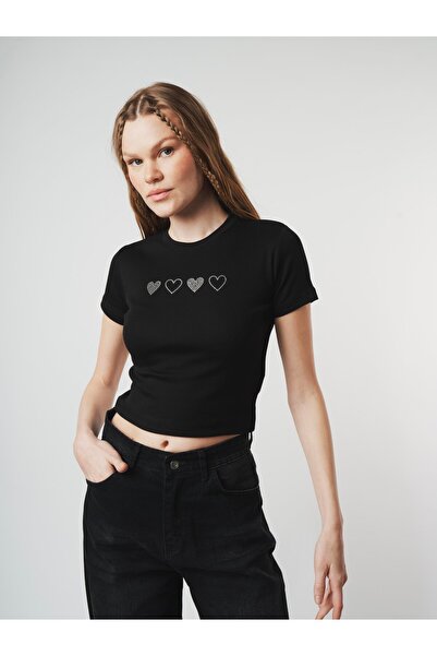 citycenterfashion Μπλούζα με κοντό μανίκι και κεντημένες πέτρες σε σχήμα καρδ...