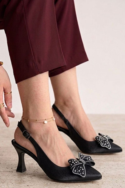 Nubbock Γυναικεία παπούτσια με τακούνι σε μαύρο σατέν χρώμα με λεπτομέρεια πα...