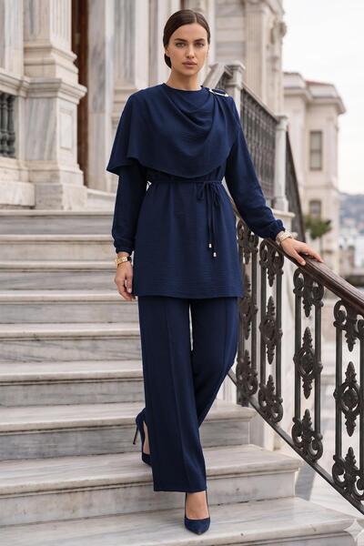 SENSTIL Κοστούμι παντελονιού με λεπτομέρεια αγκράφας σε μπλε ναυτικό χρώμα SS...