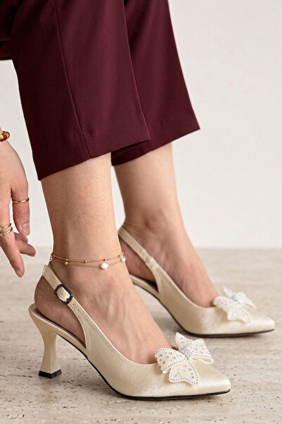 Nubbock Γυναικεία Κρεμ Σατέν Παπιγιόν με Πέτρα και Λεπτομερή Τακούνια Παπούτσ...