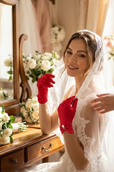 Hobigram Rovienne Pearl Kırmızı Satin Eldiven – İnci Detaylı Kısa Lüks Gelin ve Davet Aksesuarı