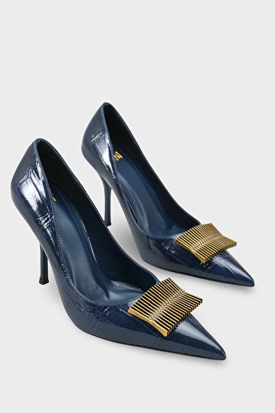 LOJO Γυναικεία παπούτσια με χρυσή αγκράφα με μυτερή μύτη και λεπτομέρεια στο ...