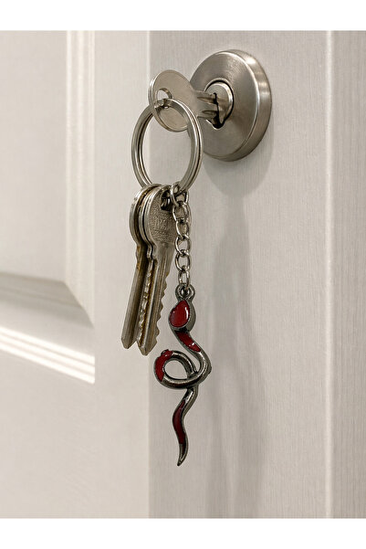 HER ŞEY NOTA www.herseynota.com Κόκκινο μεταλλικό μπρελόκ με λεπτομέρεια φιγο...