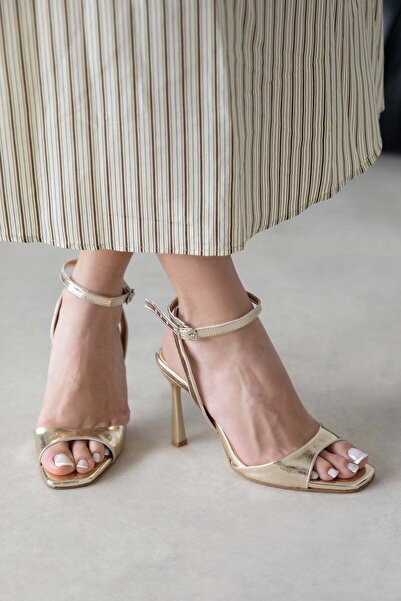 STRASWANS Γυναικεία δερμάτινα πέδιλα Nora με τακούνι και ανοιχτή μύτη σε χρυσ...