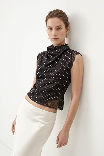 Rays Μαύρη μπλούζα με ψηλό γιακά και δαντέλα, πουά 252208