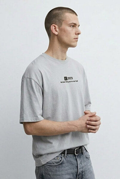 MATERIAL Ανδρικό μπλουζάκι μεγάλου μεγέθους σε γκρι χρώμα με στάμπα καλοκαιρι...