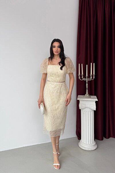 Serica Moda Μπεζ φόρεμα με τετράγωνο γιακά, μανίκια μπαλόνι και κεντημένες πα...