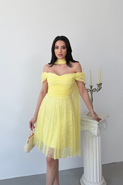 Serica Moda Κοντό βραδινό φόρεμα από ύφασμα δαντέλας με λεπτομέρεια κίτρινου ...