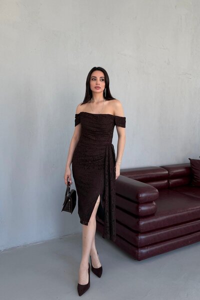 Serica Moda Καφέ βραδινό φόρεμα με λαιμόκοψη καγιόκ, λεπτομέρεια στην ουρά κα...