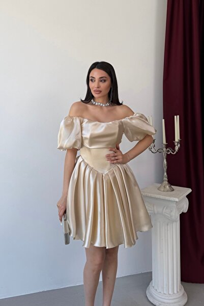 Serica Moda Μπεζ κοντό φόρεμα αποφοίτησης με μανίκια μπαλόνι και λεπτομέρεια ...