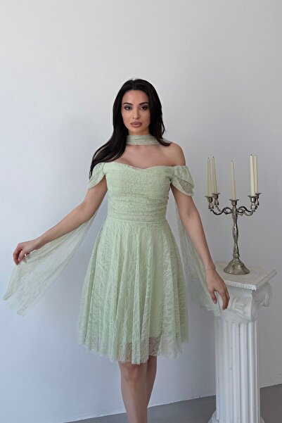 Serica Moda Κοντό βραδινό φόρεμα από ύφασμα δαντέλας με λεπτομέρεια φουλάρι σ...