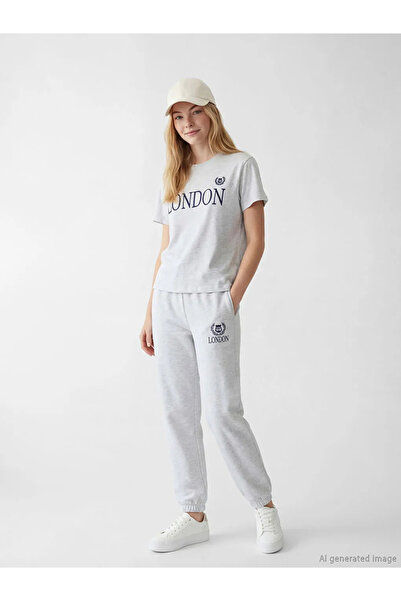 LC Waikiki Γκρι μπλουζάκι με λαιμόκοψη ποδηλάτου και κέντημα London για γυναίκες