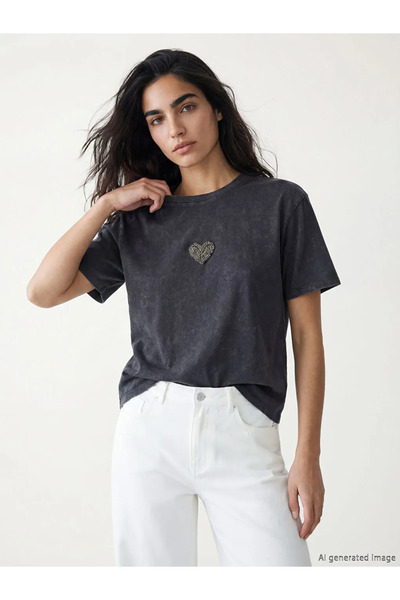 LC Waikiki Γυναικείο μπλουζάκι Anthracite Heart Embroidered O oversized