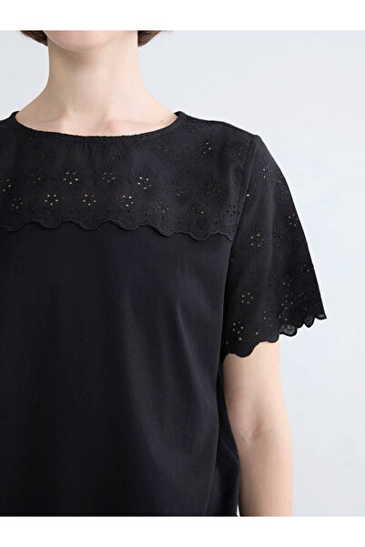LC Waikiki Μαύρο γυναικείο μπλουζάκι με κέντημα με λαιμόκοψη