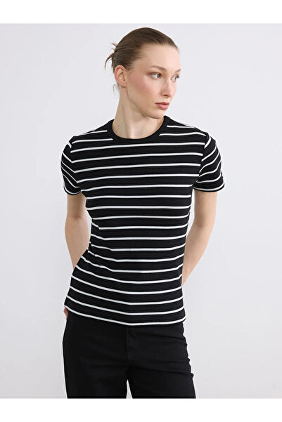 LC Waikiki Μαύρο γυναικείο μπλουζάκι με ριγέ λαιμόκοψη