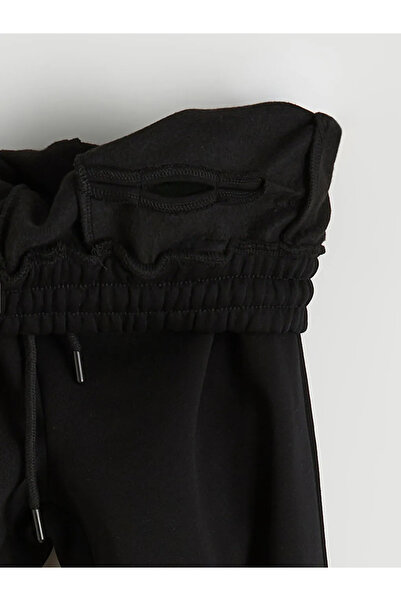 LC Waikiki Μαύρο γυναικείο παντελόνι φόρμας με κουμπωτά τελειώματα για εύκολη...