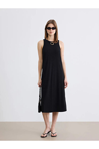 LC Waikiki Μαύρο φόρεμα bodycon με λαιμόκοψη και σκίσιμο