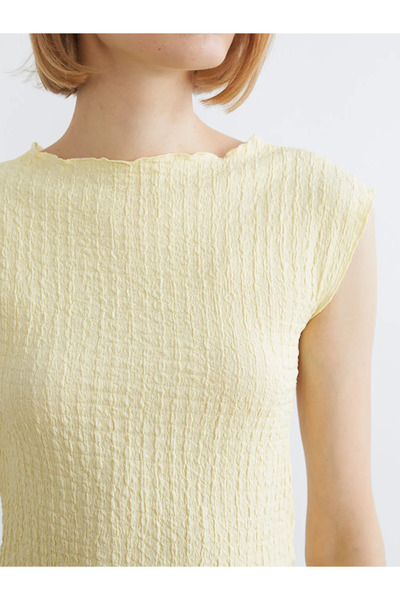 LC Waikiki Κίτρινη μπλούζα με υφή και λαιμόκοψη ποδηλάτου