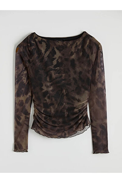 LC Waikiki Καφέ μπλούζα με λαιμόκοψη καγιάκ, λεοπάρ σχέδιο και κορδόνι περίσφ...