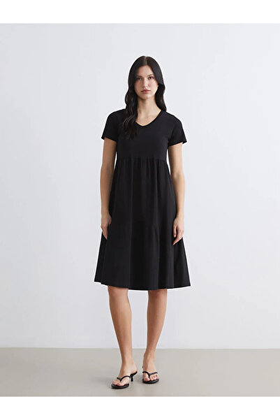 LC Waikiki Μαύρο φόρεμα με V λαιμόκοψη και στρώσεις