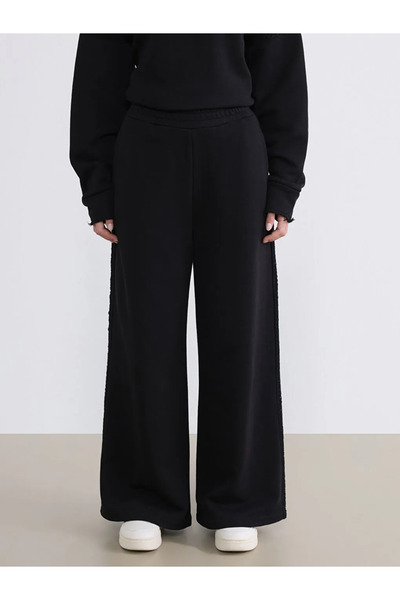 LC Waikiki Μαύρο γυναικείο παντελόνι φόρμας Petite με ελαστική μέση