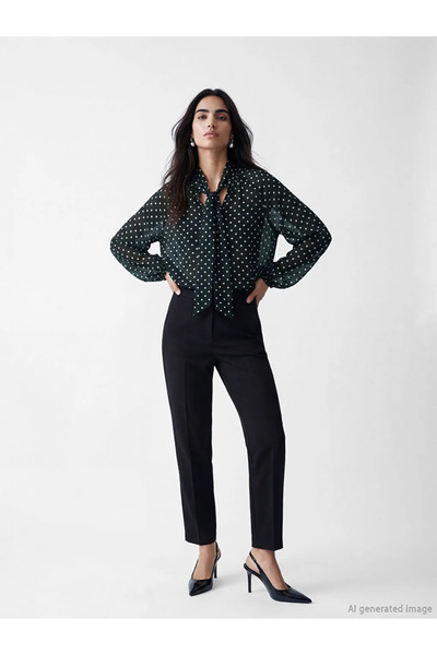 LC Waikiki Μαύρη μπλούζα με γιακά φουλάρι και πουά σχέδιο