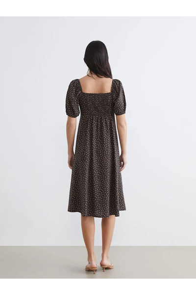 LC Waikiki Καφέ τετράγωνο φόρεμα με πουά και σκίσιμο στο λαιμό