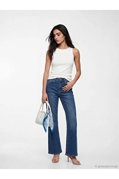 LC Waikiki Λευκό Γυναικείο Αθλητικό Μπλουζάκι με Λαιμόκοψη Ποδηλάτου