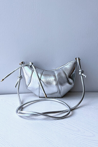 WilloWara Metallic Texture Croissant Shoulder Bag |   Loye