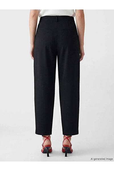 LC Waikiki Μαύρο γυναικείο παντελόνι από ύφασμα με πιέτες σε σχήμα καρότου