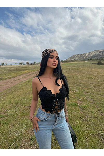 kırmızı butiks Μαύρο Κροπ Τοπ με Διακοσμητικά Κορδόνια και Κρίκους