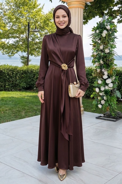 InStyle Πολυκάρδινο φόρεμα σατέν σε καφέ απόχρωση με καρφίτσα Cross Allerli