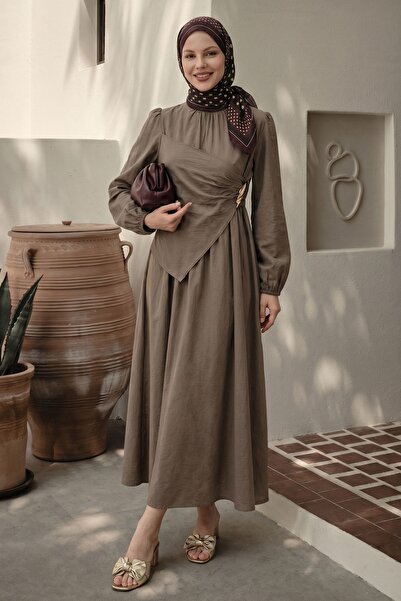 InStyle Λινό φόρεμα σε χρώμα καφέ γάλακτος με σούρες στο λαιμό και χρυσή αγκράφα