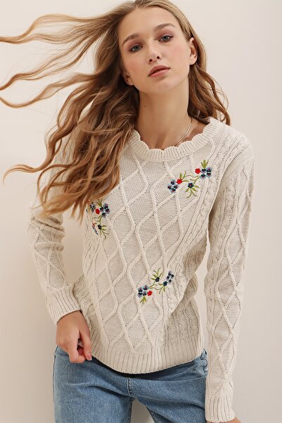 Trend Alaçatı Stili سترة تريكو شتوية مطرزة بياقة دائرية بيج للنساء ALC-X7352