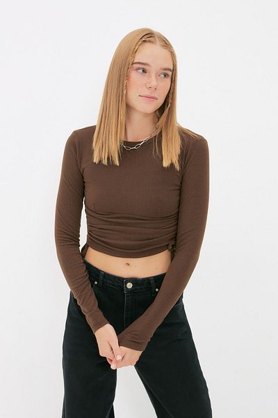 Trendyol Collection Braune, gerippte, flexible, bauchfreie Strickbluse mit seitlichen Rüschen und Rundhalsausschnitt in Braun TWOAW21BZ0838