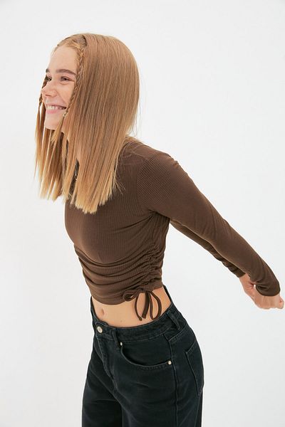 Trendyol Collection Braune, gerippte, flexible, bauchfreie Strickbluse mit seitlichen Rüschen und Rundhalsausschnitt in Braun TWOAW21BZ0838