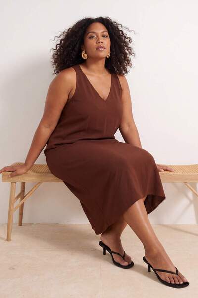 Trendyol Curve Καφέ Φόρεμα Finike Weaving Plus Size TBBSS26AH00040