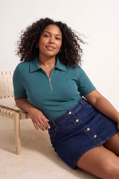 Trendyol Curve Πλεκτή μπλούζα με φερμουάρ και λαιμόκοψη πόλο, μεγάλου μεγέθου...