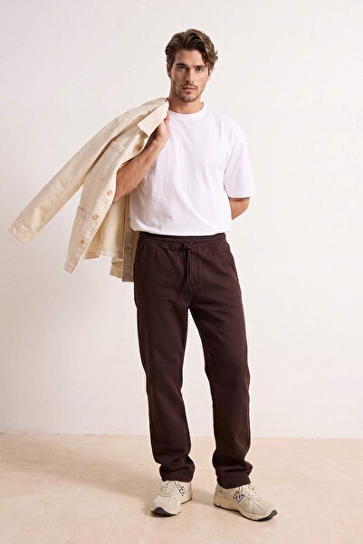 Trendyol Collection بنطلون جينز بني بخصر مطاطي عادي وفضفاض TMNAW24JE00025