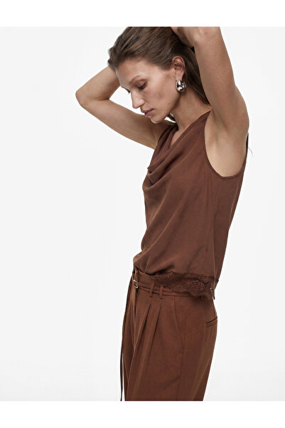 Koton Αμάνικη μπλούζα με λαιμόκοψη Degaje Δαντέλα με λεπτομέρειες από σατέν