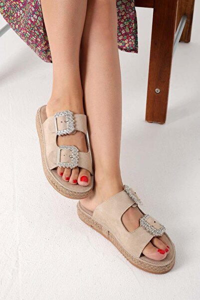 Beyond Γυναικείες παντόφλες σουέντ με διπλή πόρπη σε μπεζ ματ πέτρα 5cm BYNDM...