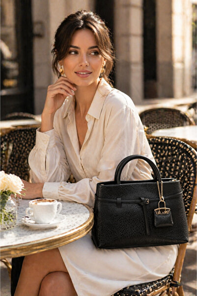 Moda Lime Μαύρη ματ κομψή γυναικεία τσάντα χειρός και ώμου με μεταλλικά αξεσο...