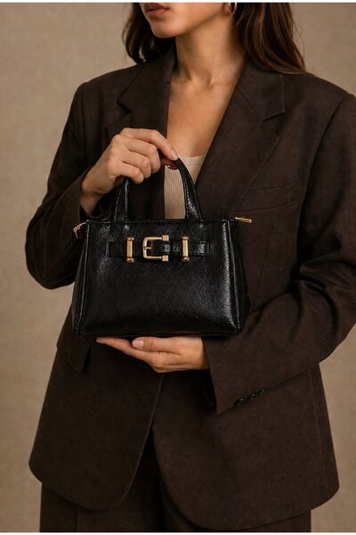 Moda Sekiz Κομψή τσάντα ώμου για γυναίκες με λεπτομέρεια αξεσουάρ ζώνης